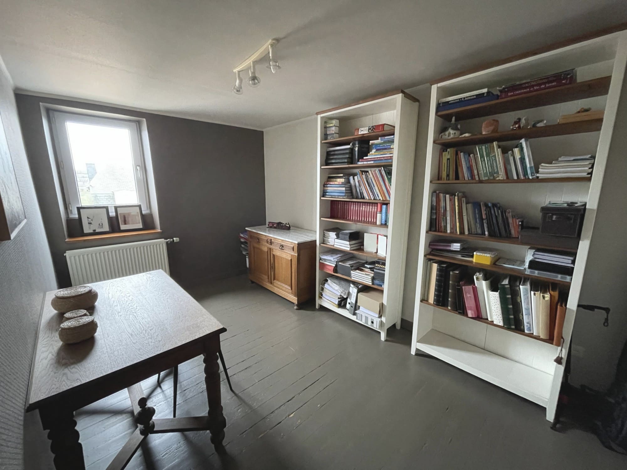 Maison d'habitation avec jardin et garage